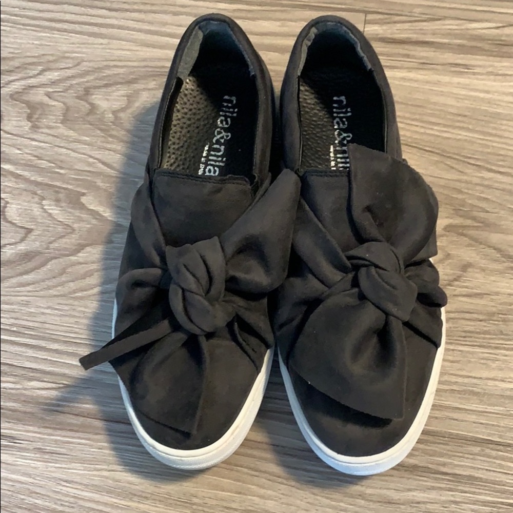 Black platform shoe